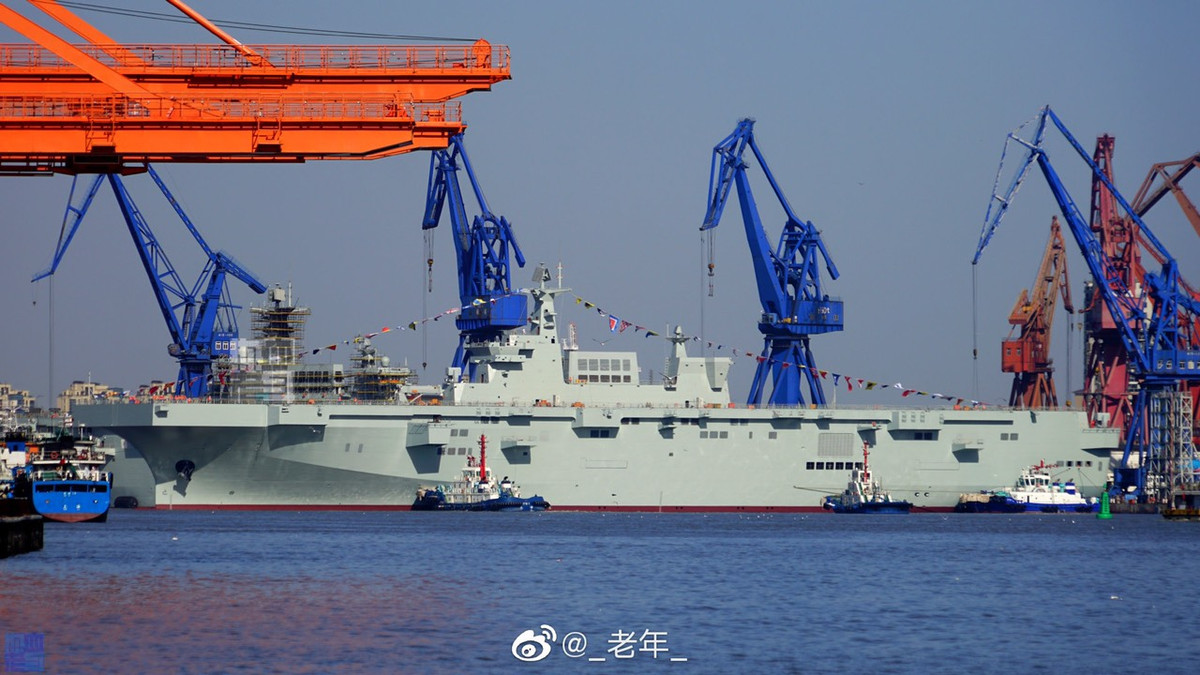 Tàu đổ bộ tấn công Type-075 thứ ba hạ thuỷ khi mà chiếc Type-075 đầu tiên trong lớp này được cho là đã đến căn cứ Tam Á trên đảo Hải Nam cách đây chưa lâu. Con tàu đầu tiên này đang trong quá trình thử nghiệm để có thể chính thức đưa vào biên chế Hạm đội Nam Hải của Hải quân Trung Quốc trong thời gian sắp tới