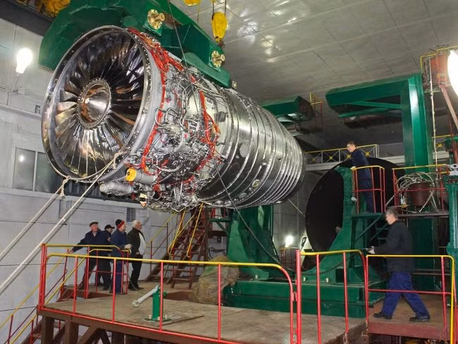 Động cơ phản lực NK-32, được đưa vào sử dụng từ năm 1983, dùng cho cả Tu-160 và Tu-144 siêu thanh. Phiên bản Tu-160M với 4 động cơ NK-32-02M2, cho Tu-160M có tốc độ tối đa 2.200 km/h ở chế độ đốt sau, tầm bay sẽ tăng thêm 1.000 km (tương đương 13,5 nghìn km). Cần lưu ý rằng, Tu-160M nếu bật chế độ đốt sau, có thể bay trong 45 phút, nhưng F-35 (1.930 km/h) thì ít hơn nhiều.