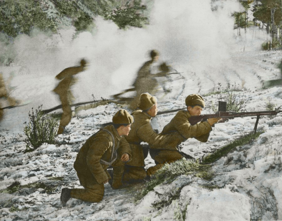 Sau khi "Chí nguyện quân (Quân tình nguyện Trung Quốc)" Trung Quốc đến Triều Tiên, Liên Xô đã thực hiện lời hứa hỗ trợ vũ khí và trang thiết bị, bảo đảm cho Chí nguyện quân Trung Quốc có thể "trụ vững" trước những đợt tiến công của Mỹ và liên quân.