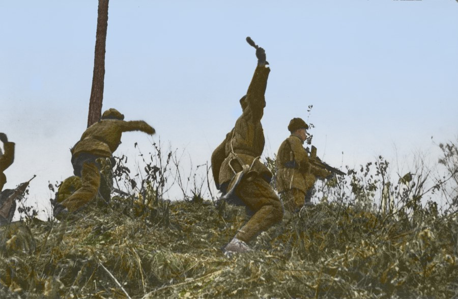 Trên thực tế, với tư cách là một nước láng giềng gần gũi của Triều Tiên và là “anh cả” của phe xã hội chủ nghĩa, Liên Xô trực tiếp không tham gia cuộc chiến tranh Triều Tiên, nhưng đóng vai trò quan trọng trong việc hỗ trợ cho liên quân Trung - Triều chiến đấu; đồng thời góp phần quan trọng trong giúp Quân đội Trung Quốc phát triển hùng mạnh như ngày nay. Nguồn ảnh: Sina.