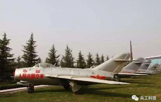 Một nhiệm vụ chiến đấu quan trọng khác của Quân đoàn không quân chiến đấu 64 là hỗ trợ Lực lượng Không quân non trẻ Trung Quốc trong chiến đấu. Ngày 20/9/1951, Lực lượng Không quân Trung Quốc được trang bị tiêm kích MiG-15, chính thức ra quân chiến đấu. Ảnh: MiG-15 của Không quân Trung Quốc.