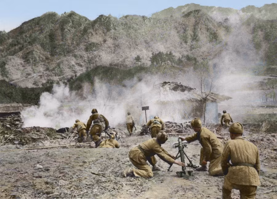 Ngày 1/2/1951, Thủ tướng Chu Ân Lai và Tướng Shakharov, Tổng cố vấn Liên Xô tại Trung Quốc, thay mặt cho chính phủ Trung Quốc và Liên Xô, ký một thỏa thuận tại Bắc Kinh về việc Liên Xô cung cấp các khoản vay quân sự cho chính phủ Trung Quốc. Ảnh: Chí nguyện quân Trung Quốc chiến đấu tại Triều Tiên.