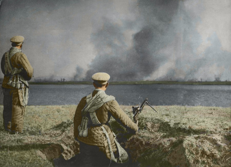 Sau khi chiến tranh Triều Tiên bùng nổ, quân đội Mỹ đã trực tiếp can thiệp vào cuộc chiến và nhanh chóng đẩy quân Triều Tiên tới sông Áp Lục (giáp Trung Quốc). Sau khi Bộ Chính trị ĐCS Trung Quốc, quyết định đưa quân đến Triều Tiên làm nhiệm vụ "Viện Triều - kháng Mỹ", Trung Quốc ngay lập tức tiến hành chuẩn bị vũ khí và trang bị. Ảnh: Quân Chí nguyện Trung Quốc chuẩn bị vượt sông Áp Lục vào Triều Tiên tháng 12/1950.