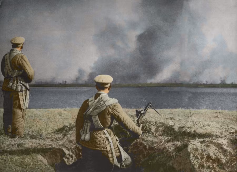 Sau khi chiến tranh Triều Tiên bùng nổ, quân đội Mỹ đã trực tiếp can thiệp vào cuộc chiến và nhanh chóng đẩy quân Triều Tiên tới sông Áp Lục (giáp Trung Quốc). Sau khi Bộ Chính trị ĐCS Trung Quốc, quyết định đưa quân đến Triều Tiên làm nhiệm vụ "Viện Triều - kháng Mỹ", Trung Quốc ngay lập tức tiến hành chuẩn bị vũ khí và trang bị. Ảnh: Quân Chí nguyện Trung Quốc chuẩn bị vượt sông Áp Lục vào Triều Tiên tháng 12/1950.