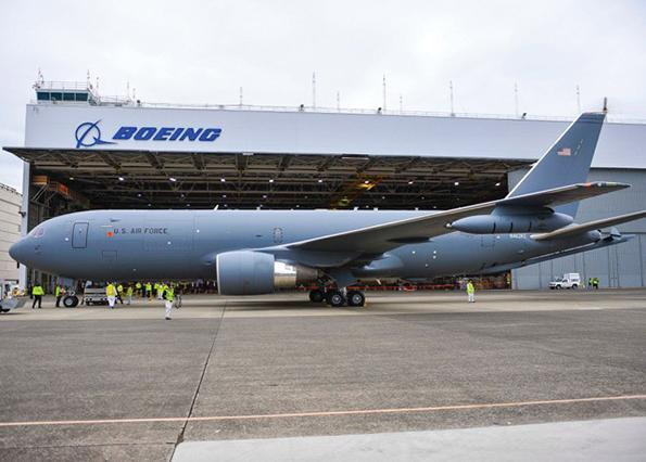 Boeing đã chọn chế tạo KC-46 trên dây chuyền lắp ráp chuyên dụng, trong khi máy bay chở dầu của Airbus được chế tạo trên dây chuyền lắp ráp thương mại và sau đó được sửa đổi tại các địa điểm khác nhau, để lắp đặt tất cả các chức năng cần thiết, chẳng hạn như hệ thống tấn công và phòng thủ, vốn có thể gây ra sự cố.