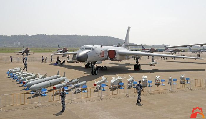 Trung Quốc có tổng cộng khoảng 200 máy bay ném bom H-6. Nhưng, các máy bay ném bom H-6 của Trung Quốc chỉ duy trì tỷ lệ sẵn sàng chiến đấu khoảng 50%. Do đó, Trung Quốc chưa có đủ H-6 để tiến hành các cuộc tập kích quy mô lớn, vào nhóm tác chiến tàu sân bay Mỹ. 