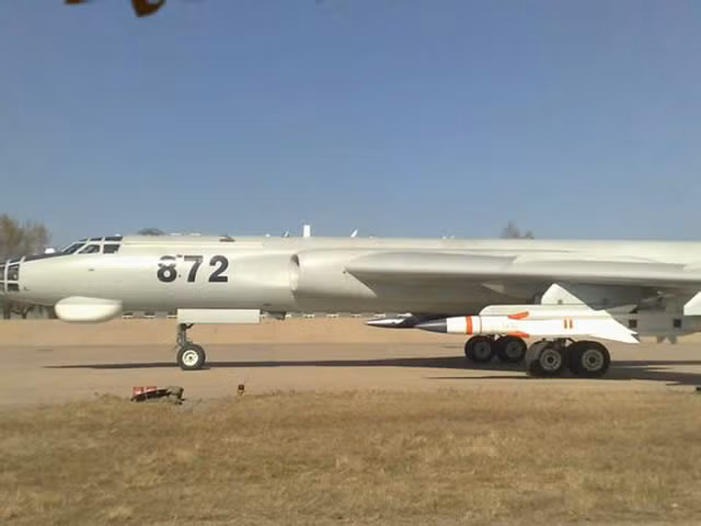 Máy bay ném bom H-6 và tên lửa chống hạm YJ-12 của Trung Quốc chỉ là một phiên bản cải tiến của máy bay ném bom và tên lửa của Liên Xô. Nếu như Liên Xô cần 100 máy bay ném bom tấn công hàng không mẫu hạm Mỹ, thì Trung Quốc cũng cần ít nhất 100 chiếc H-6 để hoàn thành sứ mệnh tương tự. 