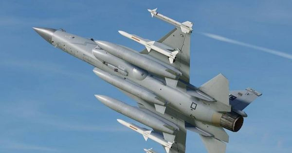 JF-17 là chiến đấu cơ hạng nhẹ, có giá rẻ nhất thế giới; tuy nhiên hiện nay những máy bay chiến đấu thế hệ 4 hiện đại như F/A-18E/ F của Mỹ hay Su-30SM của Nga đã giảm xuống khoảng 50-60 triệu USD/chiếc; nhưng đây chỉ là giá máy bay không. 