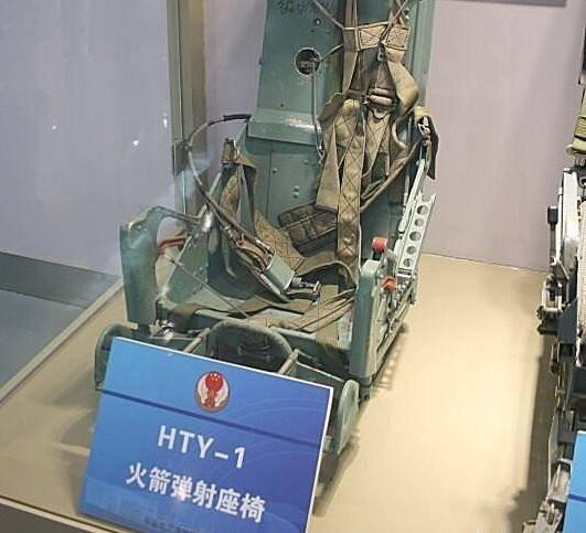 Ý tưởng thiết kế của ghế phóng HTY-5 gần với các sản phẩm phương Tây hơn, khi sử dụng bộ điều khiển chương trình điện tử và công nghệ nắp nổ vi sai; về hiệu suất, theo phía Trung Quốc là "cơ bản" giống với ghế phóng PK16LE của Martin Baker.