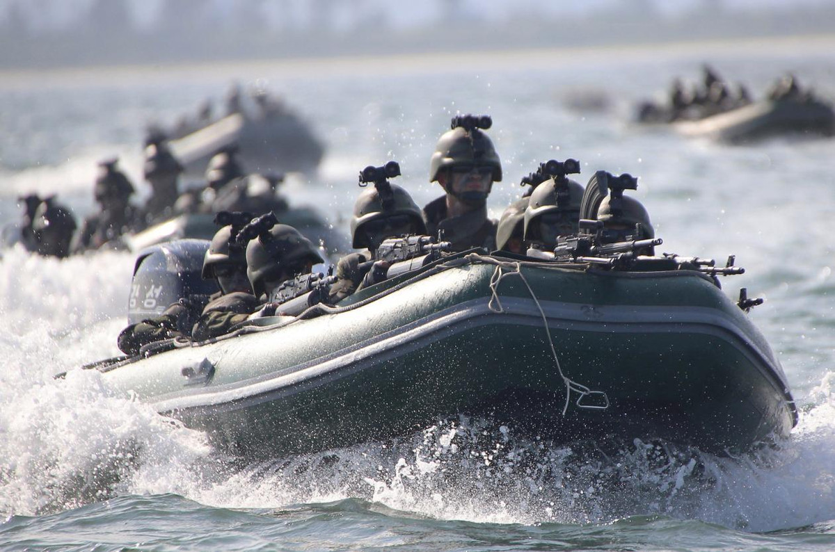 Để chuẩn bị cho công cuộc thống nhất đất nước, Triều Tiên đã đào các đường hầm xuyên biên giới, có thể chuyển hàng nghìn quân một giờ qua đường giới tuyến. Về đường biển, Triều Tiên có thể đổ bộ đến 5.000 quân/lần, bằng tàu đổ bộ lớp Nampo, 130 thủy phi cơ lớp Kongbang, tàu ngầm ven biển Sang-O và tàu ngầm hạng trung Yeono.