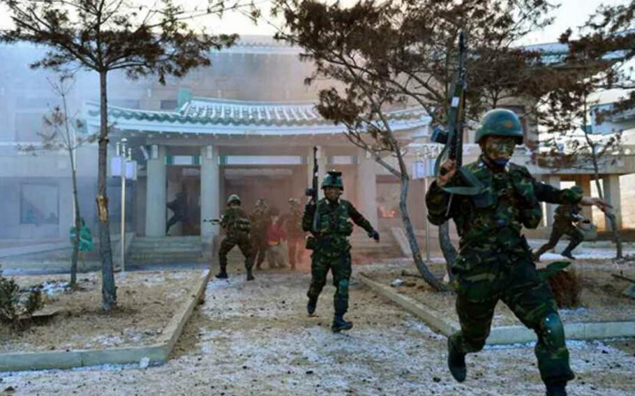 Thậm chí lực lượng đặc biệt Triều Tiên còn xây dựng mô hình Nhà Xanh (Thủ phủ của Tổng thống Hàn Quốc), để tập luyện. Có thể nhiều người chắc chắn sẽ hy sinh trên đường đến đích, nhưng với sự huấn luyện và chuẩn bị kỹ càng, đặc biệt là sự trung thành tuyệt đối với chế độ; do vậy, lực lượng đặc biệt của Triều Tiên, là lực lượng khiến liên quân Mỹ - Hàn ngán ngại nhất hiện nay. Nguồn ảnh: BI.