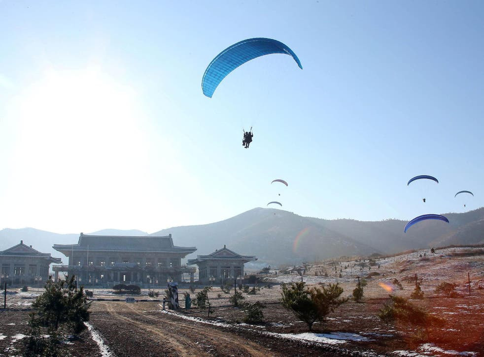 Triều Tiên hiện có ba lữ đoàn đặc nhiệm đường không; các Lữ đoàn dù 38, 48 và 58, hoạt động giống như Sư đoàn dù 80; đó là tiến hành các hoạt động chiến lược, bao gồm các đợt đổ bộ đường không, để chiếm giữ các địa hình và cơ sở hạ tầng quan trọng.