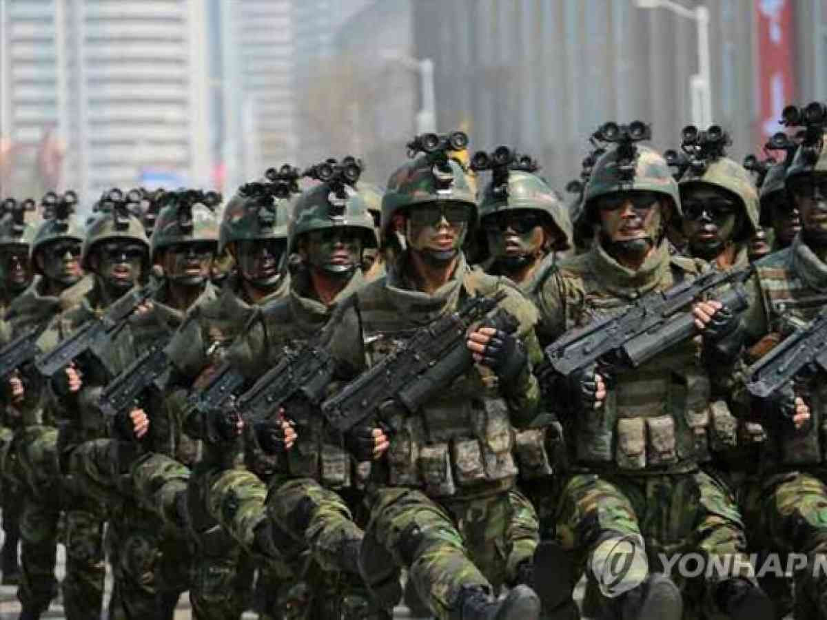 Để bù đắp lại, Triều Tiên đã đề cao tầm quan trọng của các lực lượng chiến đấu đặc biệt. Hiện Triều Tiên có khoảng 25 lữ đoàn và 5 tiểu đoàn độc lập đặc công và đặc nhiệm, với quân số khoảng 200.000. Nhiệm vụ của những đơn vị này đa dạng, từ tham gia chiến đấu, đến nhảy dù và ám sát.