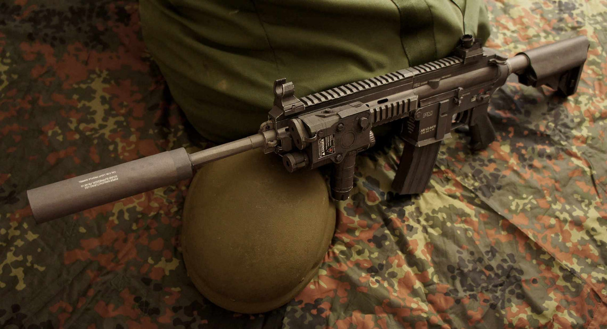 Khẩu HK416 cũng có nòng dài hơn khẩu M4 254 mm, giúp tăng một chút tầm bắn và vận tốc so với mẫu M4. Khẩu HK416 được Thủy quân lục chiến Mỹ chọn là súng trường tiến công tiêu chuẩn (mã hiệu là M27) và đang được cấp cho tất cả lính thủy đánh bộ.