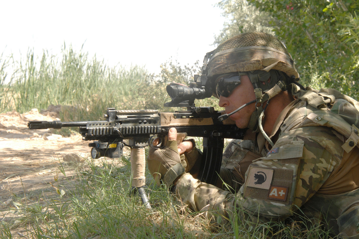 Năm 2002, SA80A2 đã được nâng cấp để giải quyết một loạt các điểm yếu như khóa nòng, búa đập, giúp tăng đáng kể độ tin cậy của súng. Ngoài các lực lượng của Vương quốc Anh, SA80 đã được bán cho một số quốc gia thuộc Khối thịnh vượng chung, nhưng không tìm được khách hàng xuất khẩu.