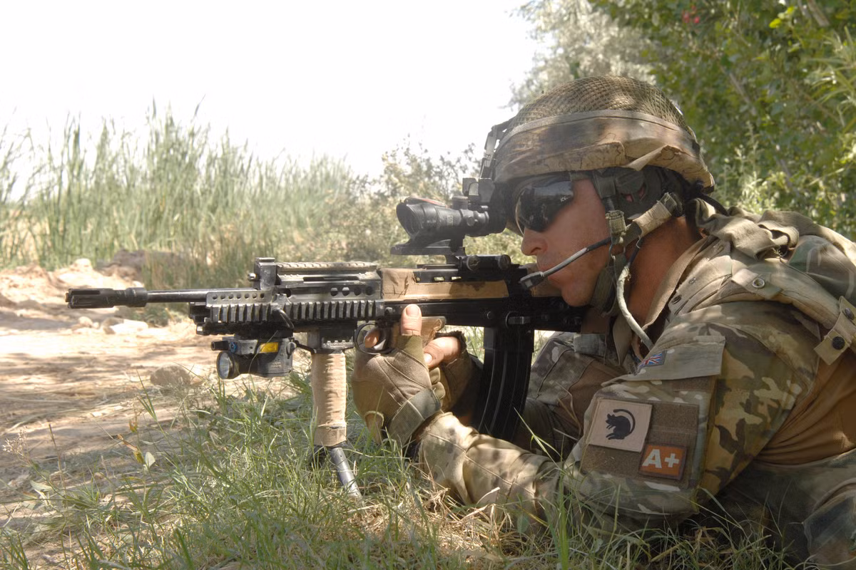 Năm 2002, SA80A2 đã được nâng cấp để giải quyết một loạt các điểm yếu như khóa nòng, búa đập, giúp tăng đáng kể độ tin cậy của súng. Ngoài các lực lượng của Vương quốc Anh, SA80 đã được bán cho một số quốc gia thuộc Khối thịnh vượng chung, nhưng không tìm được khách hàng xuất khẩu.