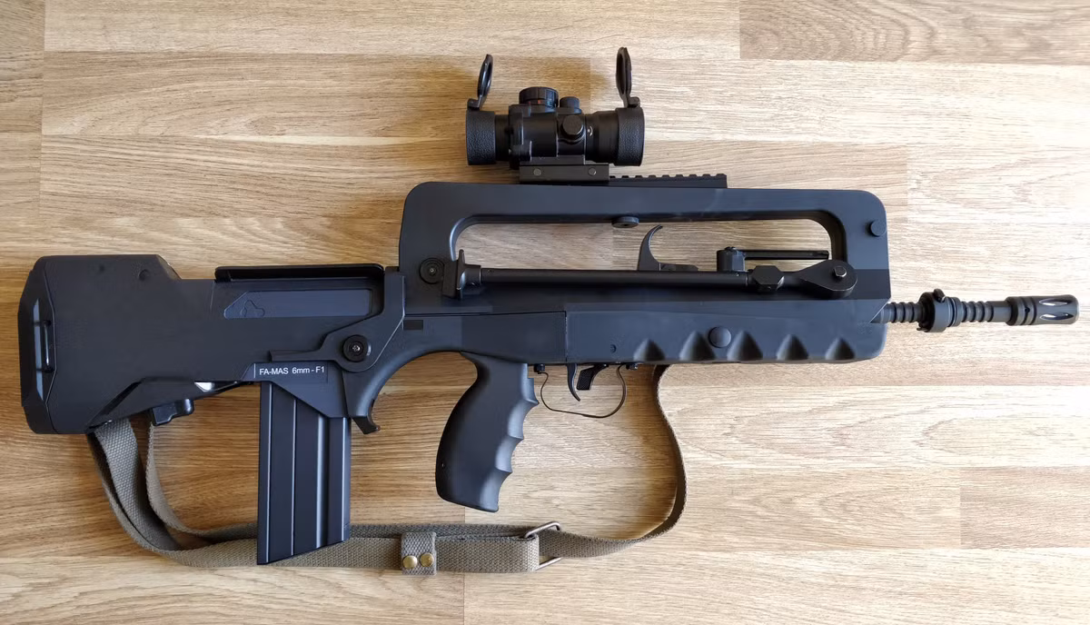 Mẫu súng trường tiến công FAMAS của Pháp cũng được đánh giá cao. FAMAS được sản xuất bởi công ty quốc phòng GIAT và được Quân đội Pháp đưa vào biên chế cuối thập niên 1970. FAMAS cũng áp dụng thiết kế bullpup, giống như khẩu SA80A2.