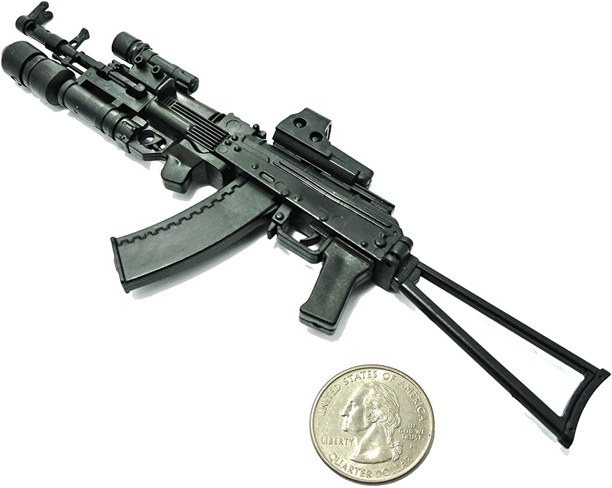 Mẫu súng trường tiến công đến từ gia đình AK là khẩu AK-74 của Liên Xô/Nga. Được phát triển vào những năm 1970 để thay thế cho khẩu AK-47 đã quá thành công; sự khác biệt chính giữa hai loại vũ khí này là sử dụng loại đạn 5,45x39 mm nhỏ hơn, nhẹ hơn.