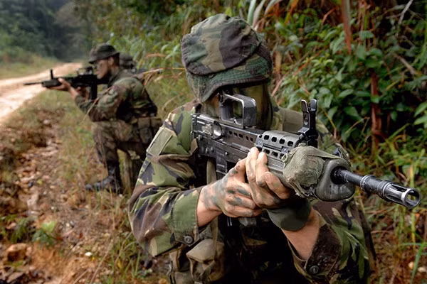 Giống như mẫu M4A1, SA80A2 sử dụng đạn 5,56x45 mm theo tiêu chuẩn NATO và có thể dùng chung hộp tiếp đạn của nhau. Không giống như loại carbine của Mỹ, SA80A2 sử dụng lên đạn bằng phương pháp trích khí ngắn, khóa nòng xoay.