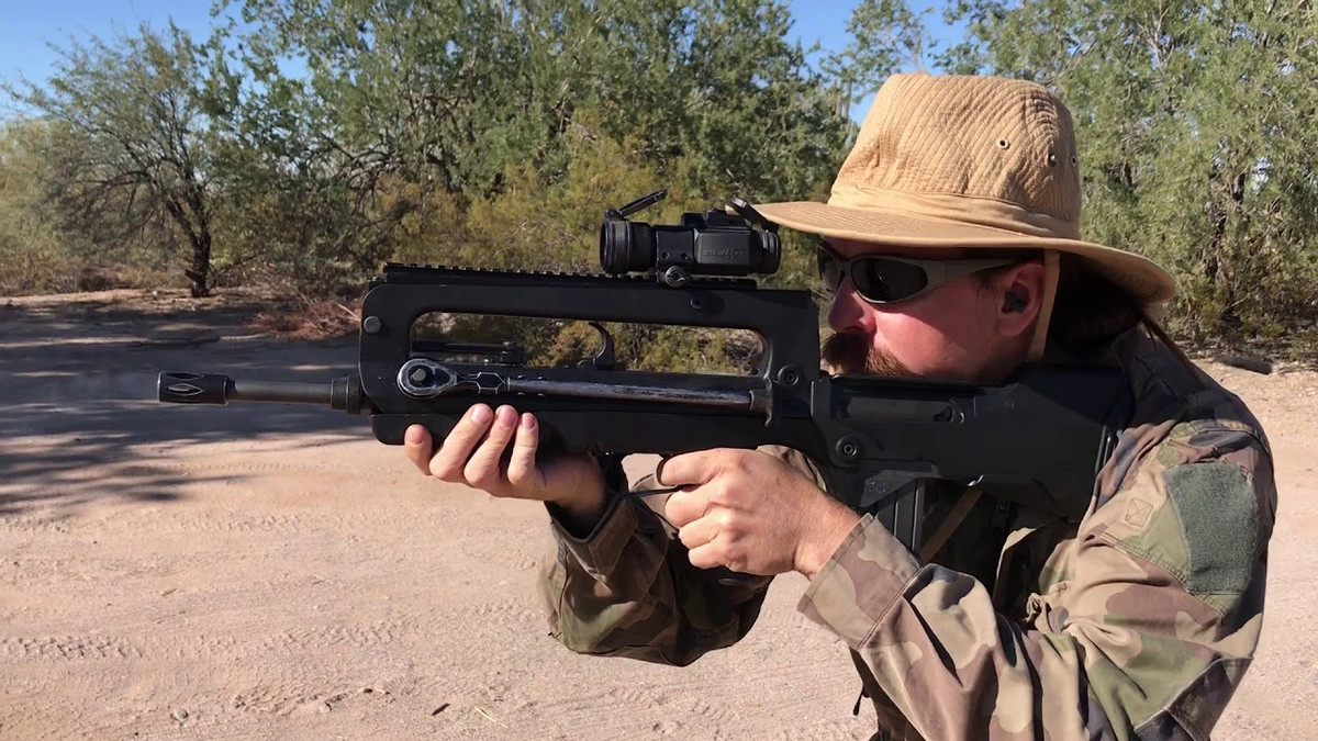 Điểm yếu của khẩu FAMAS đó là sử dụng phương pháp lên đạn bằng phản lực của đạn khi bắn, nên súng có độ giật lớn hơn các loại súng trường tiến công khác. Quân đội Pháp đang thay thế khẩu FAMAS, bằng mẫu HK416 do Heckler và Koch của Đức sản xuất.