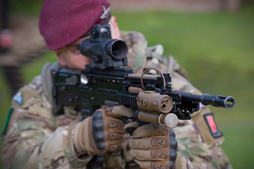 SA80 có thiết kế dạng bullpup (cái tẩu), với hộp tiếp đạn và khóa nòng được đặt phía sau nhóm cò súng. Thiết kế này giúp súng rút ngắn chiều dài tổng thể, nhưng không làm thay đổi chiều dài nòng súng.