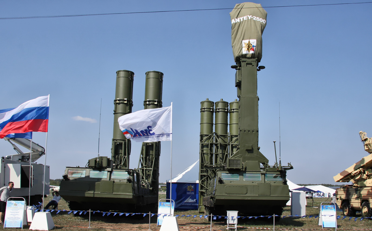 Vào năm 2014, Ai Cập đã nhập hệ thống phòng không S-300VM, và đưa vào hoạt động hoàn toàn vào cuối năm 2017. Ngoài ra các hệ thống phòng không hiện đại này của Nga còn có mặt tại Iran, Syria, chúng sẽ là mối đe dọa đáng kể đối với các máy bay chiến đấu của Israel ngay cả ở tầm cực xa.