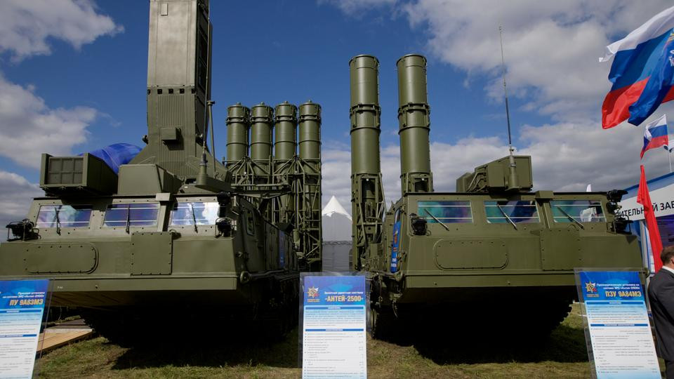 Hệ thống S-300VM có tầm bắn 250 km và có thể tấn công đồng thời 24 máy bay địch. Nếu S-125 và S-75 là các bệ phóng tên lửa đất đối không cùng thế hệ với F-4E, thì S-300VM được đưa vào phục vụ hàng thập kỷ sau F-15 và F-16; có thể tiêu diệt các mục tiêu này mà không bị đánh trả.