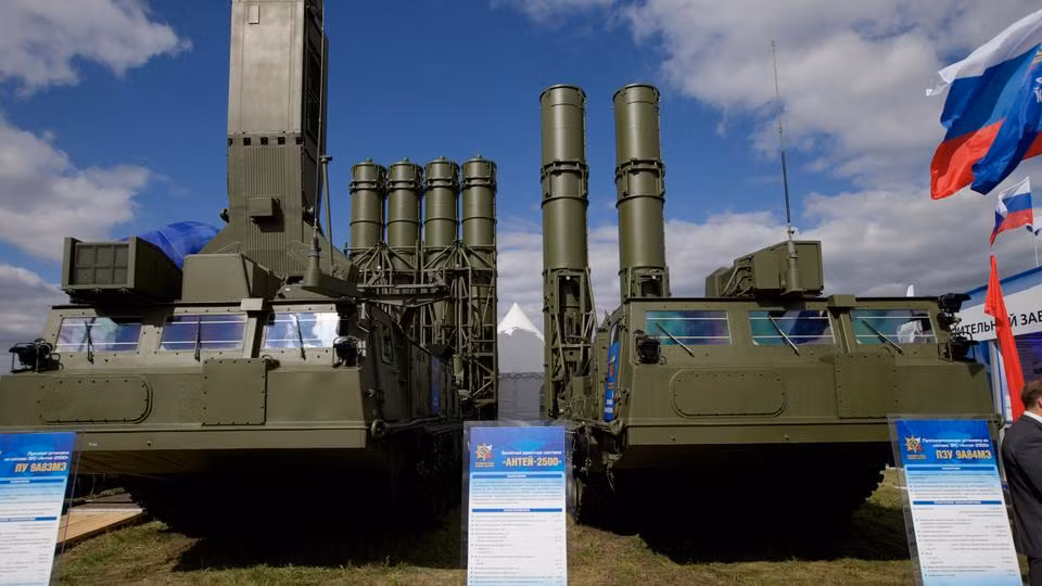 Hệ thống S-300VM có tầm bắn 250 km và có thể tấn công đồng thời 24 máy bay địch. Nếu S-125 và S-75 là các bệ phóng tên lửa đất đối không cùng thế hệ với F-4E, thì S-300VM được đưa vào phục vụ hàng thập kỷ sau F-15 và F-16; có thể tiêu diệt các mục tiêu này mà không bị đánh trả.