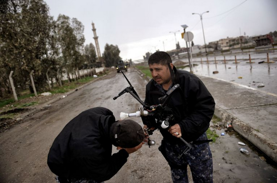 Hiện nay loại UAV trực thăng bốn cánh quạt, vốn được những người đam mê UAV ưa thích, có thể dùng để thả lựu đạn hoặc đạn súng cối xuống khu vực mục tiêu với mức chính xác rất cao; nhưng các mục tiêu này nhỏ, rất khó bị bắn hạ.