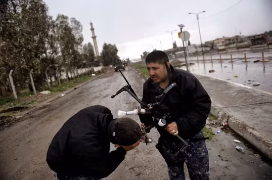 Hiện nay loại UAV trực thăng bốn cánh quạt, vốn được những người đam mê UAV ưa thích, có thể dùng để thả lựu đạn hoặc đạn súng cối xuống khu vực mục tiêu với mức chính xác rất cao; nhưng các mục tiêu này nhỏ, rất khó bị bắn hạ.