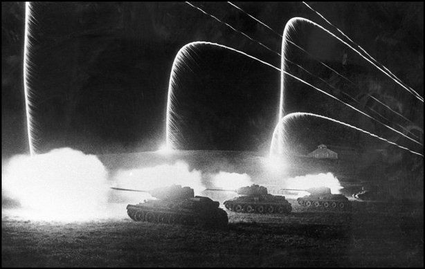 Để giảm thiểu tổn thất, các chỉ huy SS quyết định chuyển cuộc tấn công vào ban đêm để tận dụng lợi thế thiết bị nhìn đêm, nhưng mọi thứ đã không diễn ra theo đúng kế hoạch. Khi trời bắt đầu tối, cuộc tấn công vào Đức bắt đầu, thì bất ngờ đèn rọi phòng không của Liên Xô bật sáng.