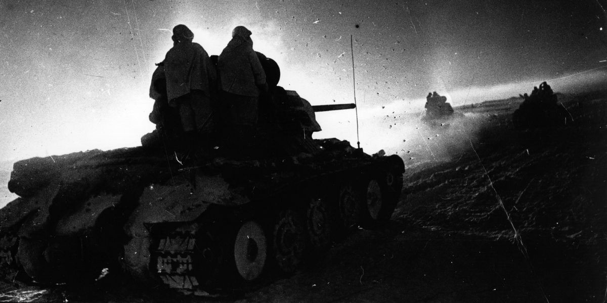 Trong khi đó, khoảng không gian hẹp giữa Hồ Balaton và Hồ Velence không đủ để bộ chỉ huy Đức tung toàn bộ Tập đoàn quân thiết giáp số 6 vào trận. Quân đoàn thiết giáp SS thứ hai chỉ bắt đầu cuộc tiến công vào buổi tối, các đơn vị xe tăng, pháo tự hành và xe bọc thép của Đức được trang bị thiết bị nhìn đêm nên chiếm ưu thế trước lính Liên Xô.