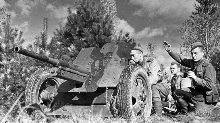 Liên Xô áp dụng chiến thuật "túi lửa", tức là 2-3 khẩu đội pháo sẽ nổ súng vào trực diện của địch để thu hút sự chú ý của quân Đức. Khi xe tăng Đức hướng đến những trận địa pháo mồi nhử thì các khẩu đội pháo và pháo tự hành được ngụy trang ở hai bên sẽ bắn vào sườn xe tăng địch.