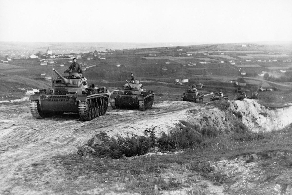 Tư lệnh Tolbukhin ra lệnh tung vào trận chiến tất cả quân dự bị của hai quân đoàn để giữ bằng được khu vực này và mạo hiểm để các hướng khác chỉ với lực lượng còn rất mỏng. Nhưng nhìn thấy những chiếc xe tăng Liên Xô đang đến, quân Đức ngừng cuộc tấn công và bắt đầu tìm kiếm những điểm yếu khác trong tuyến phòng thủ để đột phá.