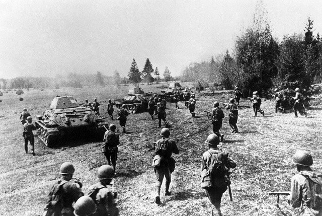 Vào mùa xuân năm 1945, quân đội Liên Xô đã tiêu diệt được các tập đoàn quân Debrecen và Budapest của Đức và bắt đầu tiến vào miền tây Hungary, tạo điều kiện để tiếp tục cuộc tấn công vào lãnh thổ Đức.