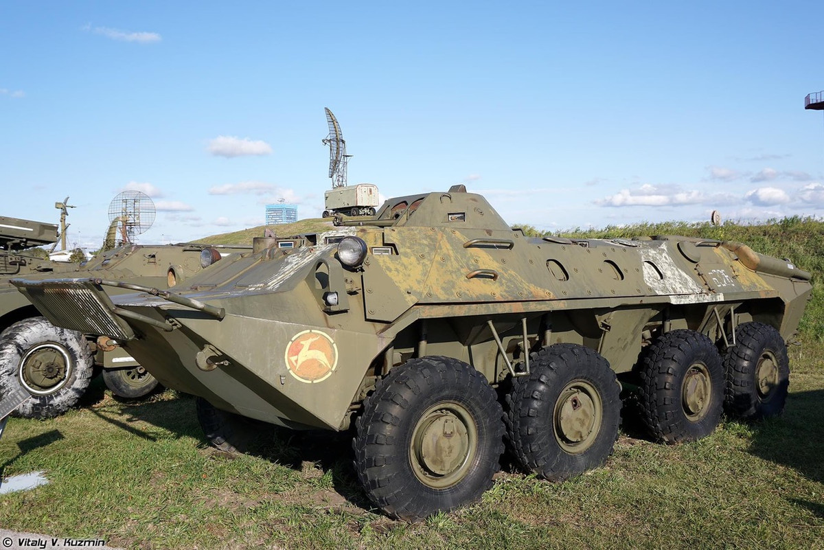 Một chiếc BTR-70 ở trong tình trạng khá tệ. BTR-70 là thiết kế xe thiết giáp bánh lốp chở quân 8x8 phiên bản kế tiếp của dòng BTR-60 huyền thoại và là tiền thân của BTR-80. Dẫu vậy, chiếc xe này ít được nổi tiếng hơn nhiều so với đàn anh và đàn em của nó.