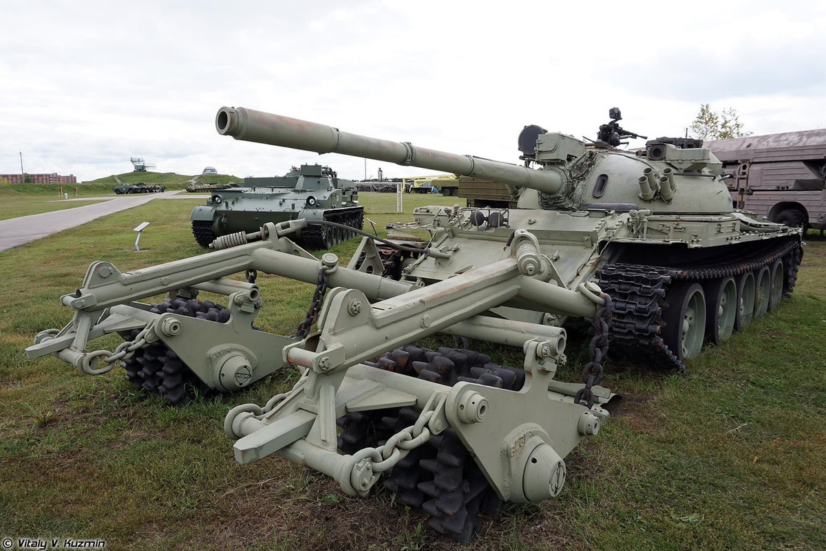 Một chiếc T-55M với lưỡi cày phá mìn KMT-5M. T-55 là phiên bản nâng cấp từ T-54B với việc bổ sung khả năng chiến đấu trong một cuộc chiến tranh hạt nhân, thân xe được cấu trúc lại để có thể mang thêm đạn pháo. 