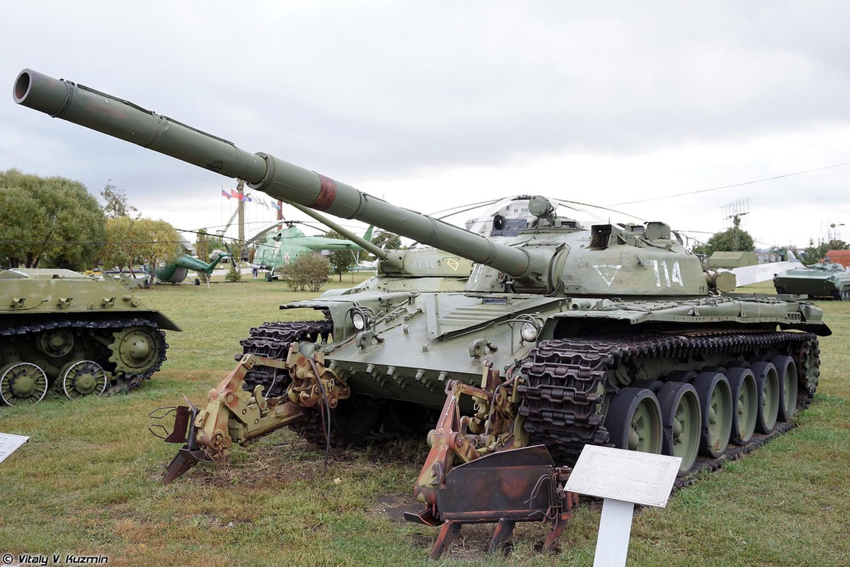 Một chiếc T-72 với lưỡi cày phá mìn KMT-8.