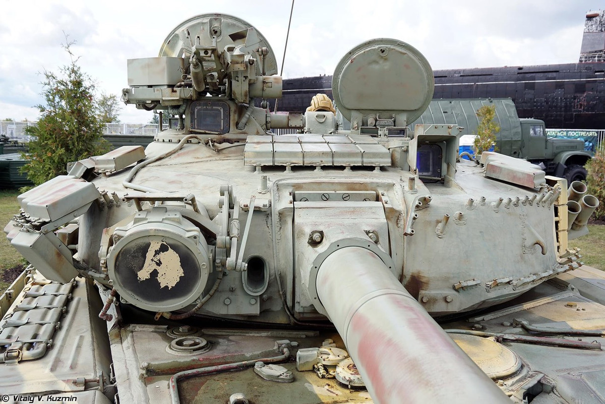Một chiếc xe tăng chủ lực T-80BV trong tình trạng bảo quản khá tồi tệ. Chiếc xe đã bị bung tróc rất nhiều các mảng giáp phản ứng nổ Kontakt-1 ở phía trước tháp pháo. Thân vỏ xe nhuốm màu thời gian và không được bảo quản thường xuyên. 