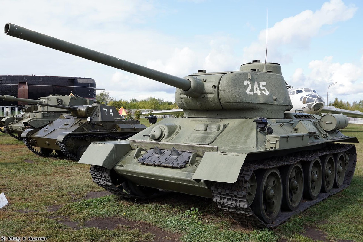 Một chiếc xe tăng hạng trung T-34-85 trong tình trạng bảo quản khá tốt, gần giống như mới. T-34-85 là loại xe tăng biểu tượng cho sức mạnh của Hồng quân Liên Xô trong Thế chiến II, khiến cho quân Đức vô cùng khiếp sợ.