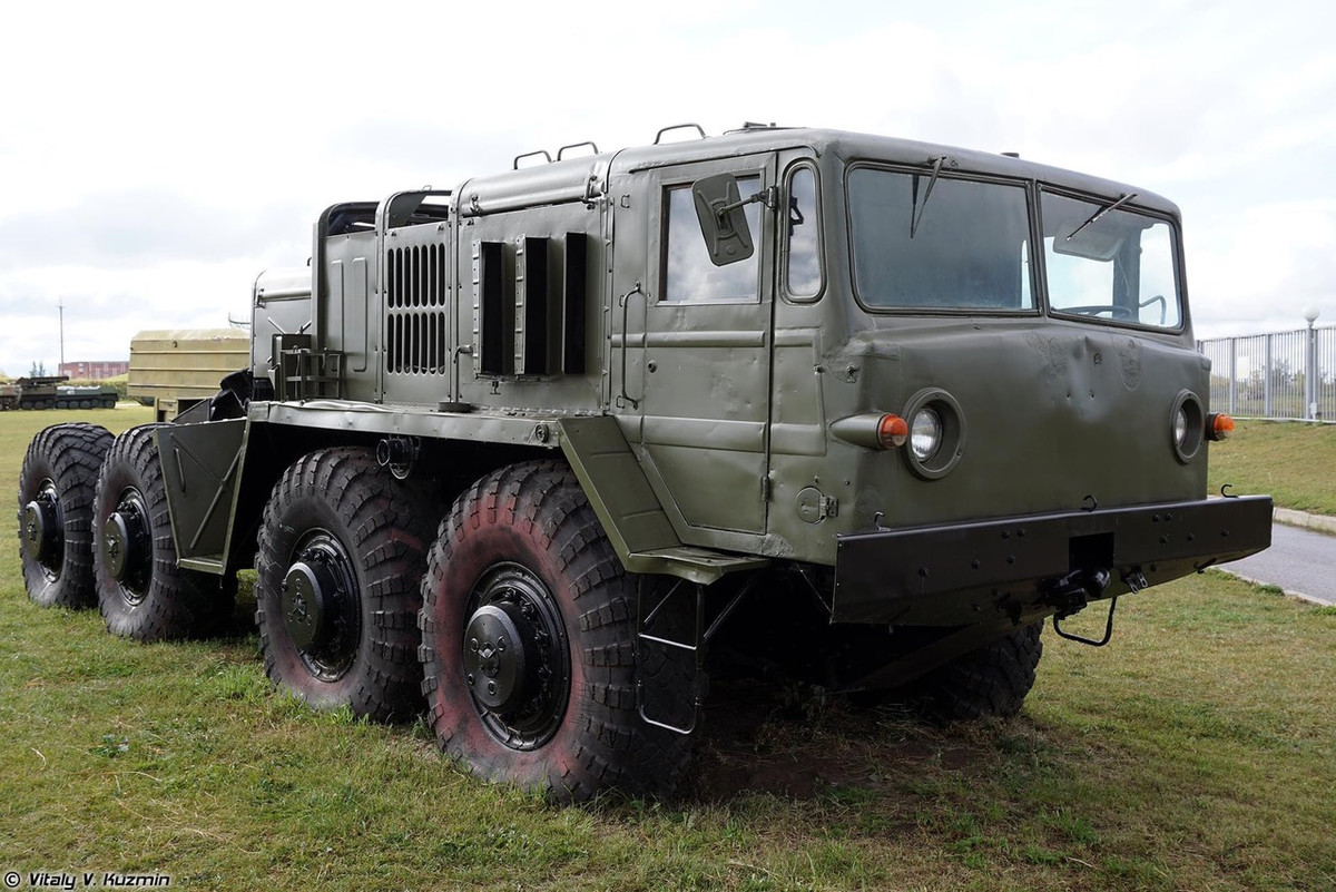 Khung gầm xe kéo hạng nặng MAZ-537 trong tình trạng kỹ thuật cũng khá tốt. Xe được thiết kế để chuyên chở các loại khí tài có trọng tải lớn, siêu trọng. Nguồn ảnh: Vitaly.