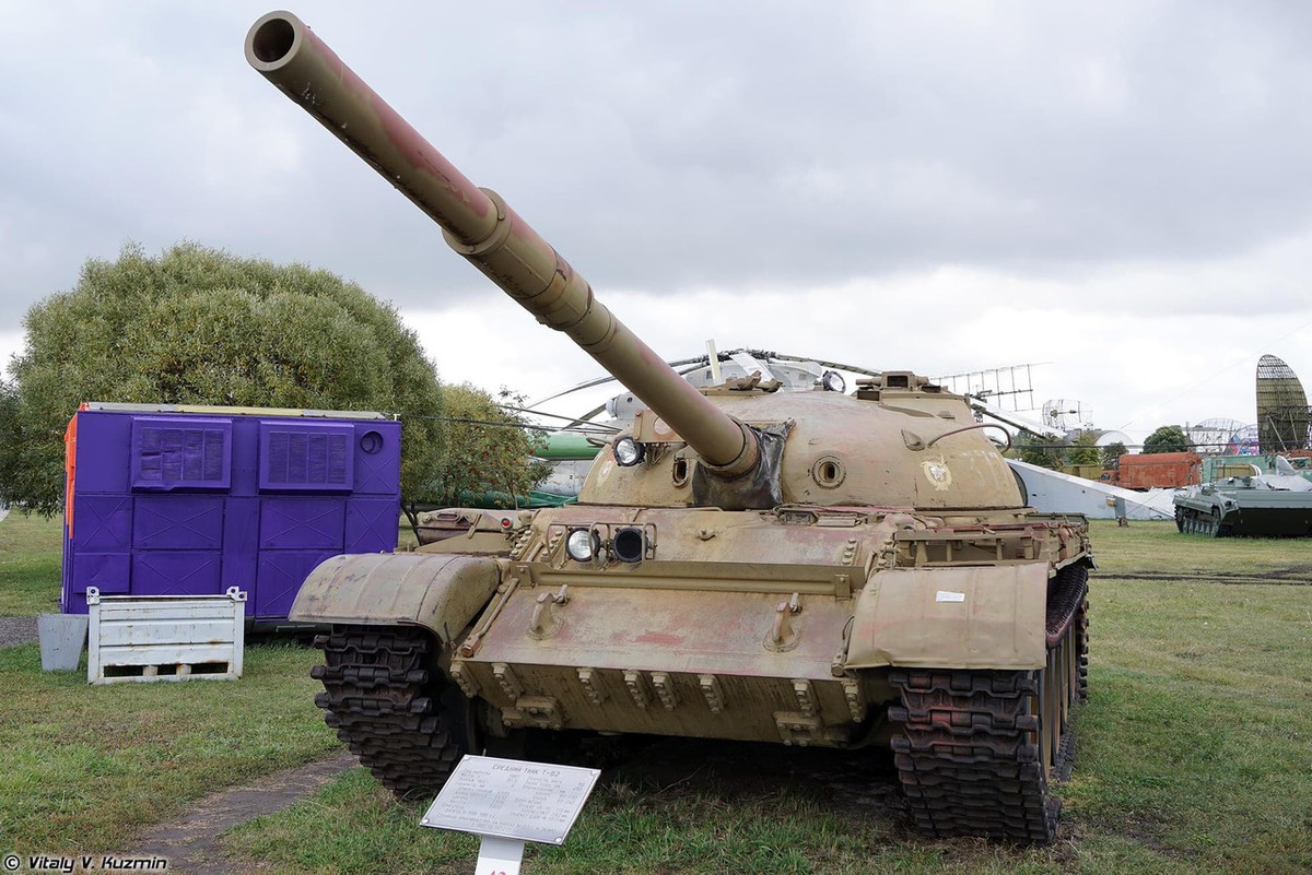 Xe tăng chủ lực T-62 trong tình trạng gỉ xét khá tệ. T-62 là loại xe tăng chiến đấu chủ lực đầu tiên của Liên Xô sử dụng pháo nòng trơn có khả năng phóng tên lửa chống tăng qua nòng.