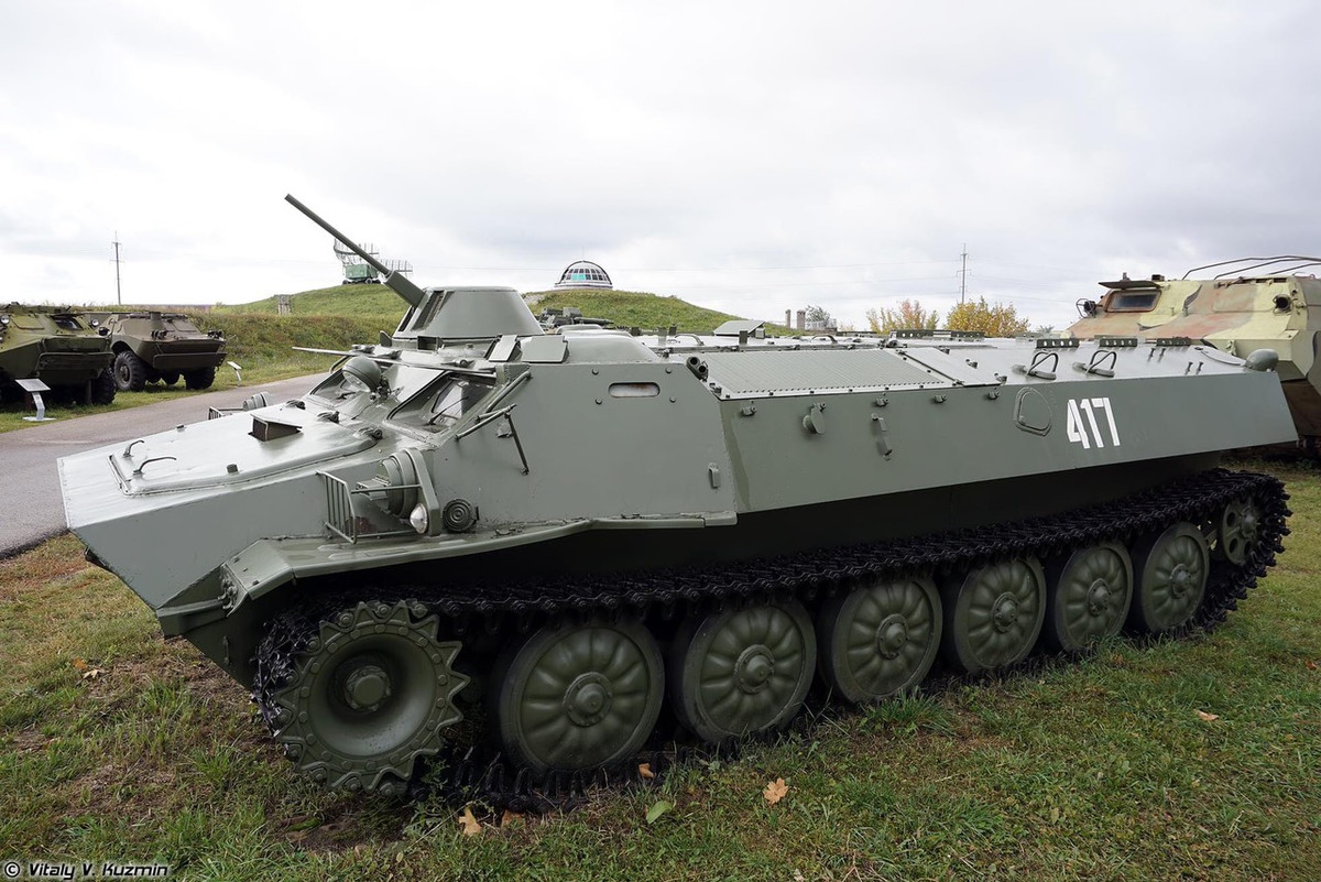 Một chiếc xe thiết giáp chở quân MT-LB ở trong tình trạng kỹ thuật rất tốt. Xe sử dụng khung gầm bánh xích có khả năng việt dã cao, chở theo được 11 lính bộ binh đầy đủ trang bị và có một tháp súng máy để hỗ trợ hỏa lực