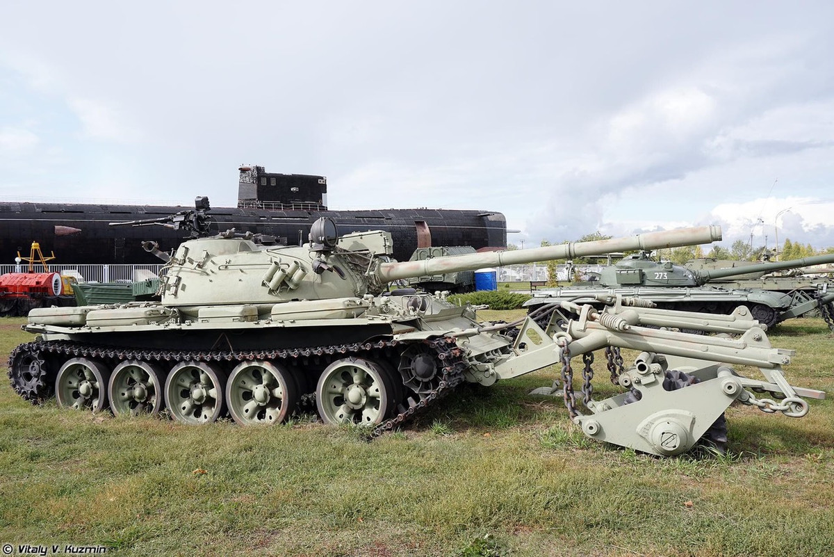 T-55M là phiên bản nâng cấp do Liên Xô phát triển giúp xe có khả năng bắn tên lửa chống tăng qua pháo nòng xoắn D-10T2S 100mm. Với việc bổ sung cụm đo xa laser, ốp cách nhiệt nòng pháo và bổ sung kính ngắm mới cho pháo thủ.