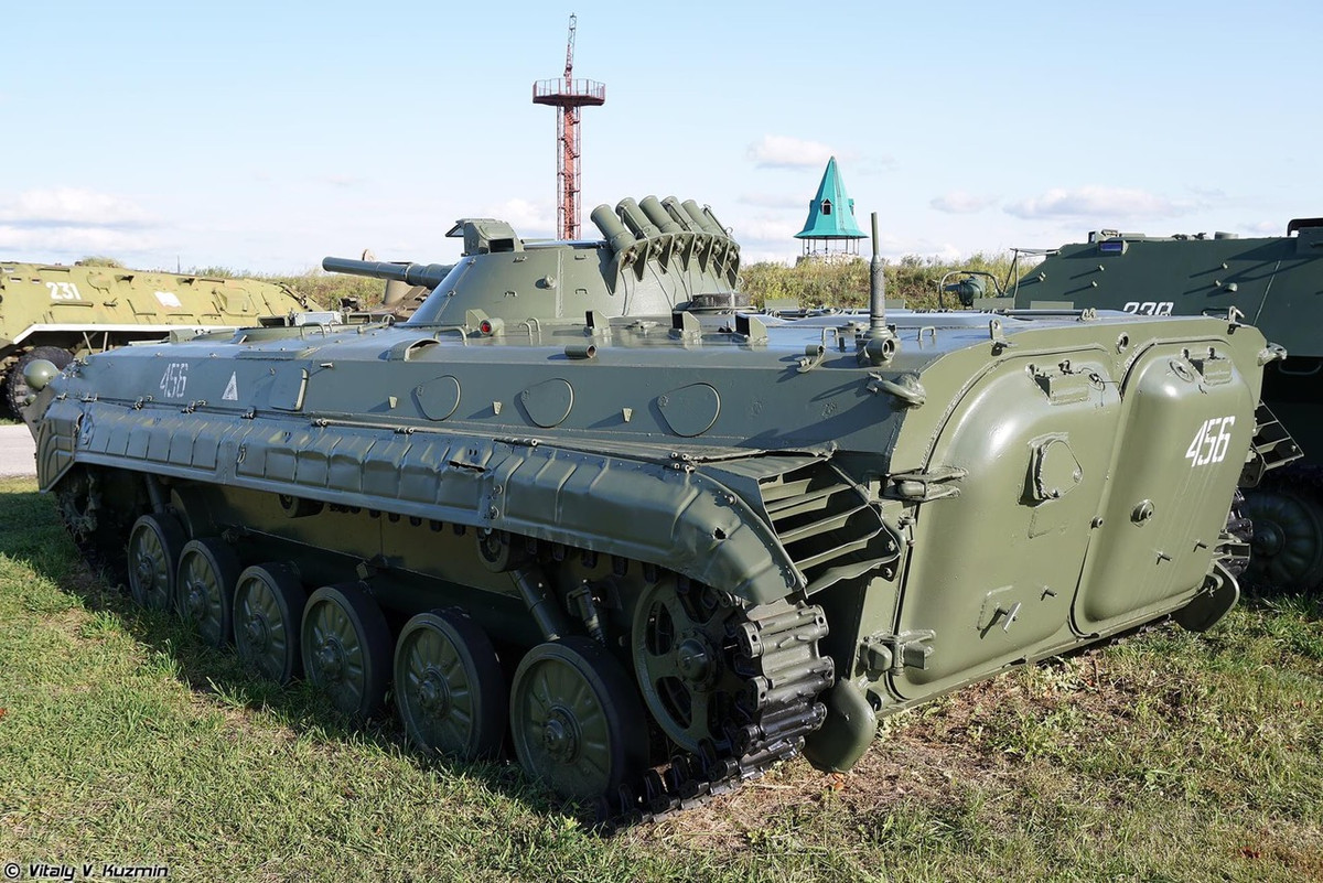 Một chiếc BMP-1P cũng trong tình trạng kỹ thuật khá mới. BMP-1 là thế hệ xe chiến đấu bộ binh đầu tiên do Liên Xô phát triển từ những năm 1960, hiện nay vẫn còn được nhiều quốc gia trên thế giới sử dụng trong đó có Việt Nam.