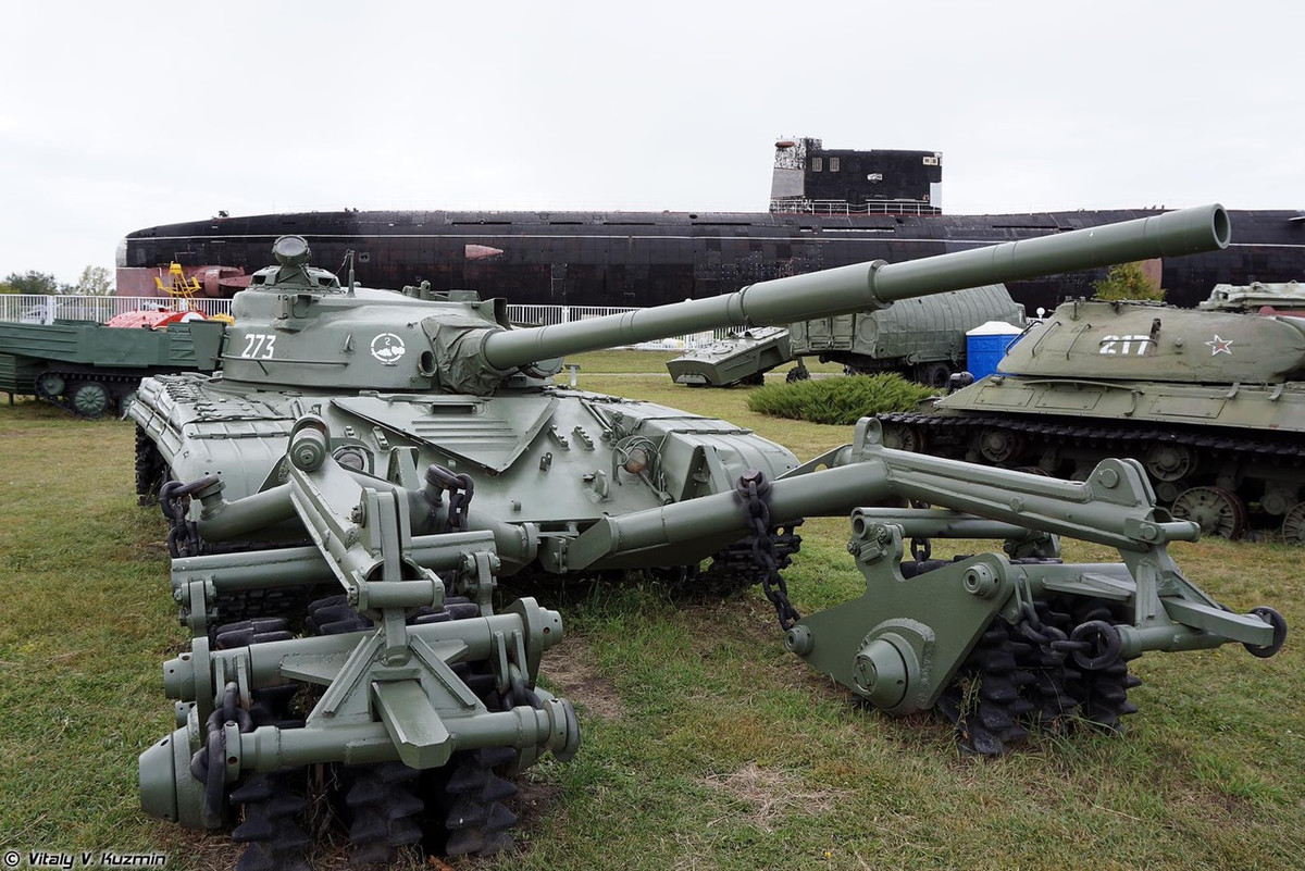 Một chiếc T-64 với lưỡi cày phá mìn KMT-5M. T-64 là loại xe tăng chiến đấu chủ lực “quốc bảo” của Liên Xô, nó đã không bao giờ được phép xuất khẩu ra ngoài. Thế nhưng đến thời Ukraine đã bán cho Congo một số xe loại này nâng cấp.