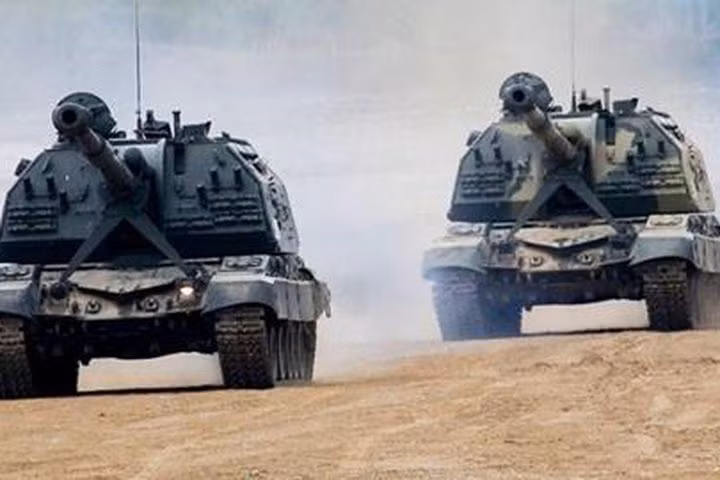 Về phía Nga, hiện đã bố trí sư đoàn tên lửa phòng không S-300PM1, nhiều khẩu đội pháo tự hành Akatsia và Msta-S (đều thuộc loại cải tiến mới nhất của Nga), có cỡ nòng 152 mm, cơ số đạn 50 viên và tốc độ bắn từ 4 phát/phút (Akatsiya) đến 10 phát/phút (Msta-S).