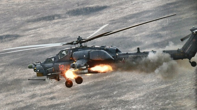 Còn trực thăng vũ trang Mi-28N, ngoài pháo và tên lửa không điều khiển, Mi-28N còn trang bị tên lửa dẫn đường bằng vô tuyến Ataka, và Ka-52 đã thử nghiệm vũ khí chống tăng dẫn đường bằng laser Vikhr-M.