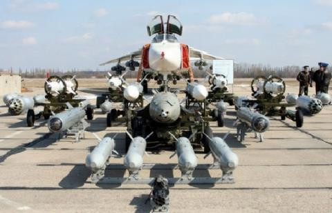 Máy bay cường kích Su-24M Fencer, một máy bay ném bom chiến thuật "cánh cụp, cánh xòe" từ thời Chiến tranh Lạnh, giống như chiếc F-111 Aardvark đã loại biên của Mỹ; đây là phương tiện chủ yếu thực hiện các vụ không kích bom tại chiến trường Syria.