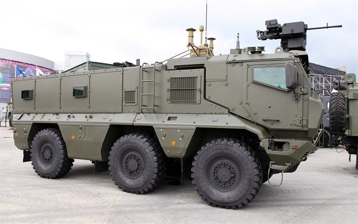 Typhoons cũng được trang bị một số loại giáp tiên tiến nhất trên thị trường, có thể chịu được đạn xuyên giáp 14,5 mm; trên xe có lỗ bắn để bắn từ trong xe ra, ngoài ra còn có một khẩu súng máy điều khiển từ xa trên nóc ca bin. Với những tính năng này, Typhoons biến thành xe chiến đấu bộ binh và đủ hỏa lực để bảo vệ các đơn vị trên đường hành quân.